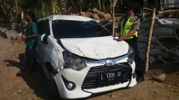 Salah Injak Gas, Mobil Mbak Sri Terbalik di Ponorogo