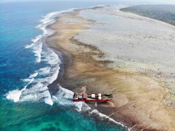 Evakuasi Kapal Permata II yang Kandas di Laut Kidul Tunggu Cuaca Baik