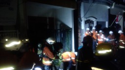 Rumah di Surabaya ini Terbakar Gara-gara Petasan Nyasar