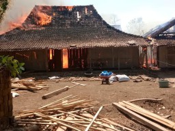 Masak Tiwul Ditinggal Lihat Kulkas Tetangga, 2 Rumah Hangus