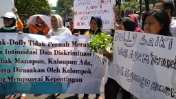Bawa Sayuran ke Pengadilan, Emak-emak Tuntut ini Pada Hakim