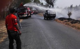 Mobil Pikap Hangus Terbakar, Jadi Tontonan Warga hingga Macetkan Jalan