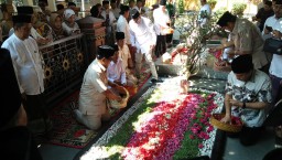 Prabowo Berziarah ke Makam Tokoh NU di Jombang