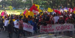 Mahasiswa Malang Gelar Aksi Kecam Kasus Korupsi Anggota Dewan