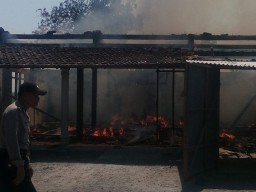 Ditinggal Tidur, Rumah Sumarlan Hangus Terbakar 