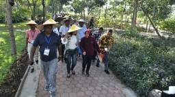 Jadi Presiden, Risma Ajak Anggota UCLG Aspac Tanam Pohon di Surabaya