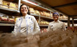 Ke Banyuwangi, Menkeu Borong Keripik hingga Batik Produksi UMKM