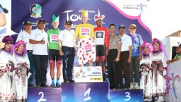 Podium Juara Tour de Banyuwangi Ijen Disapu Bersih Tim Australia