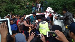 Diduga Rem Blong Mobil Minibus Nyungsep di Jalan, 1 Orang Tewas