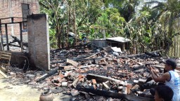 Bertengkar dengan Pacar, Rumah Kepala Desa Dibakar