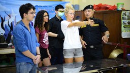 Empat Mahasiswa Asing Belajar Airsoft Gun di Surabaya