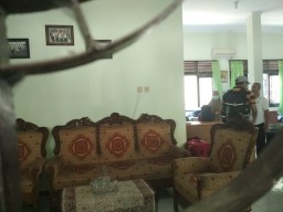 Penyidik KPK Geledah Mobil dan Handphone Kepala Dinas Penanaman Modal