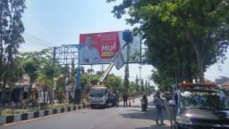 Reklame Liar di Probolinggo Ditertibkan, Punya Caleg Juga?