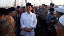  Jokowi Gratiskan Jembatan Suramadu, Bagaimana Nasib Pengusaha Kapal?