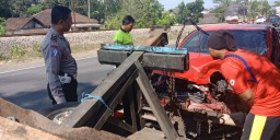 Dua Kali Dihantam Truk, Mobil Honda Jazz ini Ringsek