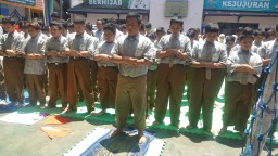 Siswa SMP Muhammadiyah 2 Gelar Salat Gaib untuk Korban Pesawat Jatuh