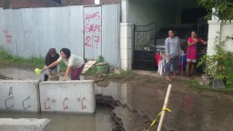 Saluran PDAM Terputus, Warga Gunung Anyar Kekurangan Air Bersih