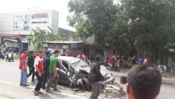 Sopir Mengantuk, Sedan Tabrak Truk hingga Ringsek