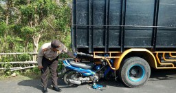Buru-buru Berangkat Sekolah, Pelajar ini Tewas Tabrak Truk