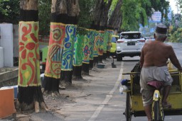 Wow Unik, Ribuan Batang Pohon di Kota Probolinggo Digambar Batik