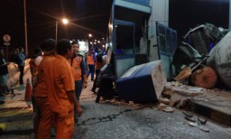 Rem Blong, Truk Molen Tabrak Gerbang Tol Tandes 