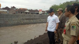 Bupati Anas Tinjau Empat Daerah Terdampak Banjir