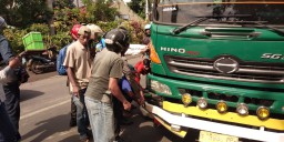 Tabrak Pejalan Kaki, Pemotor ini Malah Tewas Terlindas Truk