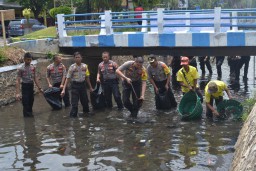 Antisipasi Banjir, Polisi Terjun ke Sungai  Bersihkan Sampah