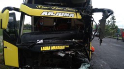 Bus Rombongan BPBD Blitar Tabrak Truk di Tol Ngawi-Solo, 4 Orang Luka