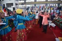 Ini Oleh-oleh Risma dari Luar Negeri untuk Guru Surabaya