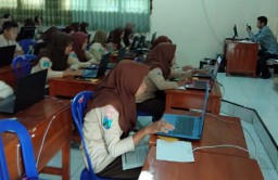 Komputer Sekolah Digondol Maling, SMAN 1 Pulung Beli Laptop Sendiri