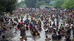 Serunya Warga Mojokerto Berebut Ikan dalam Tradisi Bedah Sumber