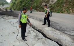 Hati-hati! Jalan Raya Ponorogo-Pacitan Retak dan Ambles