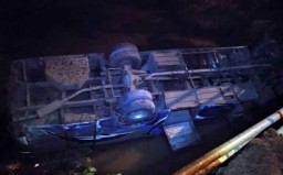 Bus Sumber Rahayu Terjun ke Sungai di Ngawi, 2 Orang Tewas & 14 Luka