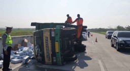 Ban Meletus, Truk Bermuatan Air Mineral Terguling di Tol Ngawi