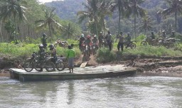 Gunakan Motor Trail, Aparat Gabungan Cek TPS Terpencil di Banyuwangi