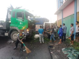 Truk Kontainer Tabrak Isuzu Elf di Pandaan, Dua Orang Luka