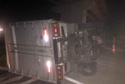 Truk Terguling di Tol Jombang, Muatan Berhamburan