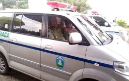 Serahkan 60 Ambulans Desa Siaga, ini Harapan Bupati Ipong