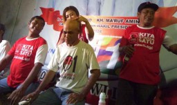 Unggul di Quick Count, Relawan Jokowi di Jombang Cukur Gundul