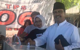 Gus Ipul Berbaju Putih Ikut Antre di TPS