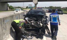 Tabrak Truk di Jalan Tol Sumo, Daihatsu Sigra Ringsek