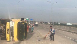 Kelebihan Muatan, Truk Angkut Bata Ringan Terguling di Tol Sumo