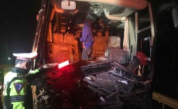 Bus Peziarah Tabrak Truk Trailer di Tol Jombang, 1 Orang Tewas 