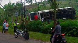 Mobil Elf Berpenumpang 18 Orang Terguling di Magetan, 1 Tewas