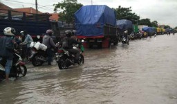 Sungai Welang Meluap, Jalur Pantura Pasuruan Lumpuh