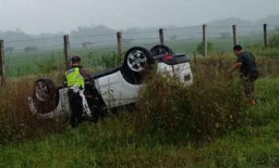 Mobil Honda HR-V Terbalik di Tol Nganjuk