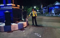 Diduga Mabuk, Pengendara Motor Tabrak Bundaran Jalan di Ponorogo