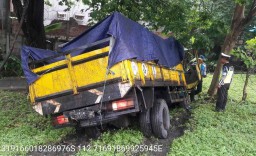 Tabrak Truk Tronton di Tol Waru, Truk Cold Diesel Terperosok ke Parit