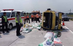 Ban Pecah, Truk Bermuatan Semen Terguling di Tol Jombang